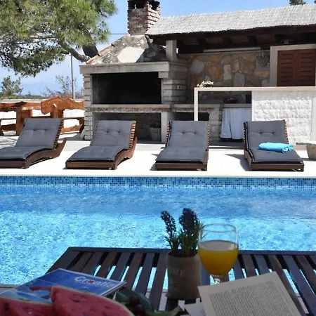 Holiday Home Sumartin بيت للعطل سومارتين