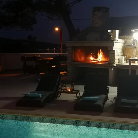 Holiday Home Sumartin بيت للعطل