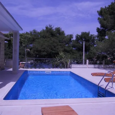 Holiday Home Sumartin بيت للعطل