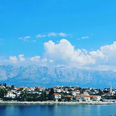 Holiday Home Sumartin بيت للعطل