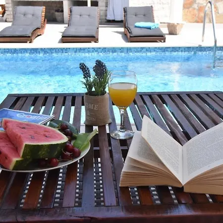 Holiday Home Sumartin بيت للعطل