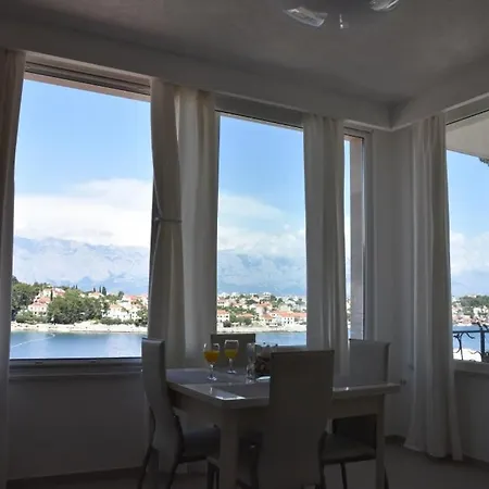Holiday Home Sumartin سومارتين